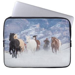 Pferd läuft durch den Schnee Laptopschutzhülle
