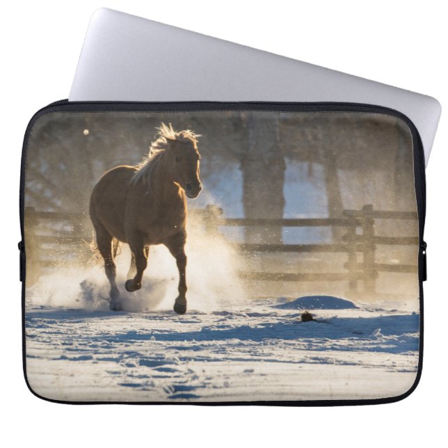Pferd läuft durch den Schnee Laptopschutzhülle (Vorderseite)