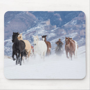 Pferd läuft durch den Schnee Mousepad