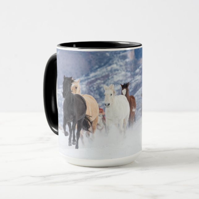 Pferd läuft durch den Schnee Tasse (Vorderseite Links)