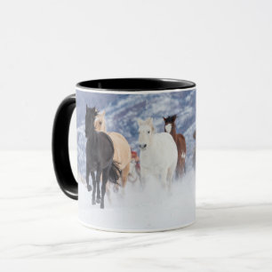 Pferd läuft durch den Schnee Tasse