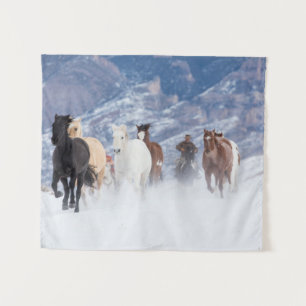 Pferd läuft durch den Schnee Wandteppich