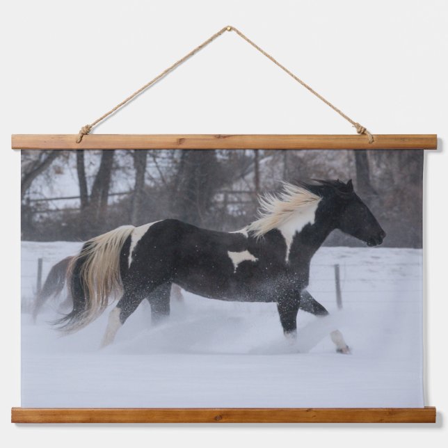 Pferd läuft durch den Schnee Wandteppich Mit Holzrahmen (Vorne)