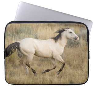 Pferd läuft durch Präriegras Laptopschutzhülle