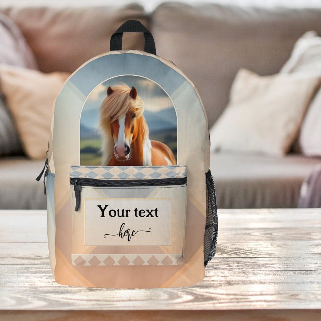 Pferd Lover Moderne Kunst Bedruckter Rucksack (Backpack featuring a modern design with a painting of a horse on earth and sky tones)