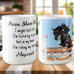 Pferd Lover Reittier Geschenk Funny Custom Foto Kaffeetasse<br><div class="desc">Überraschung Vater diesen Vatertag mit dieser super niedlichen Pferd Papa Tasse . Pferdeshow Vater ... Ich mag aussehen, als höre ich dir zu, aber in meinem Kopf reitet ich auf meinem Pferd. Personalisieren Sie sich mit dem beliebten Pferd-Foto des Vaters. Diese Tasse wird bei Pferdefreunden und Reitsportlern beliebt sein. Pferd...</div>
