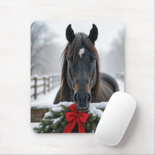 Pferd mit einem Weihnachtskranz Mousepad