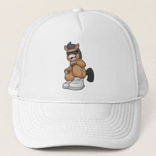 Pferd mit großen Schuhen Truckerkappe