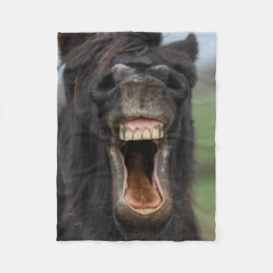 Pferd mit seinen Zähnen Fleecedecke