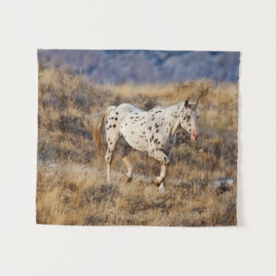 Pferd Roaming in den Landschaftlichen Hügeln des G Wandteppich