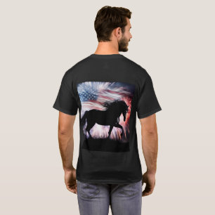 Pferd und amerikanische Flagge mit Feuerwerk T-Shirt