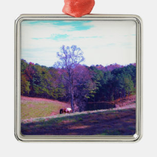 Pferd weit weg in einem Lila Feld Ornament Aus Metall