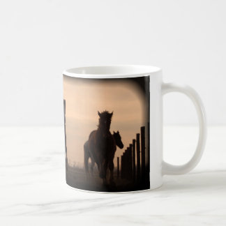 Pferde an der Sonnenunterganglandschaft Tasse