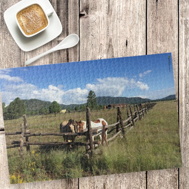 Pferde auf dem Split-Bahnzaun-Foto Puzzle (over head view of jigsaw puzzle of horses at a rustic fence)