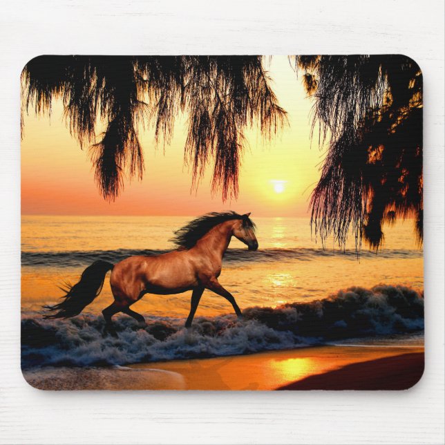 Pferde, die am Strand von Sonnenuntergang laufen Mousepad (Vorne)