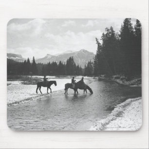 Pferde, die aus einem Fluss trinken und ihn überqu Mousepad
