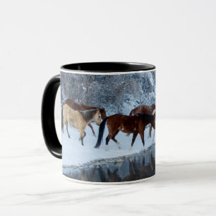 Pferde, die den Bach überqueren Tasse