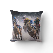 Pferde, die im Schneebaukissen reiten