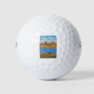 Pferde, die in den Bergen herumlaufen Golfball