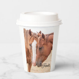 Pferde, die in einer Weide nass werden Pappbecher