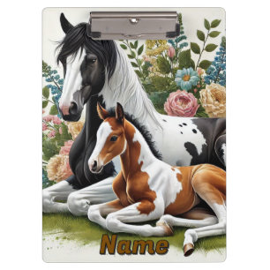 Pferde, die sich zwischen lebendigen Blume und Pfl Klemmbrett