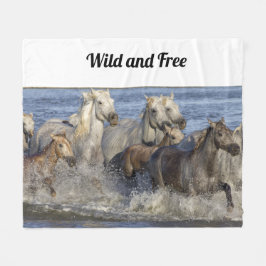 Pferde galoppieren im Wasser Fleecedecke