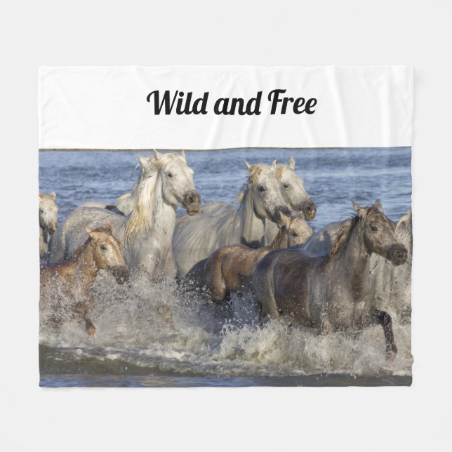 Pferde galoppieren im Wasser Fleecedecke