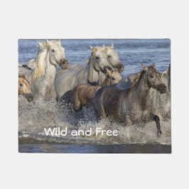 Pferde galoppieren im Wasser Fußmatte