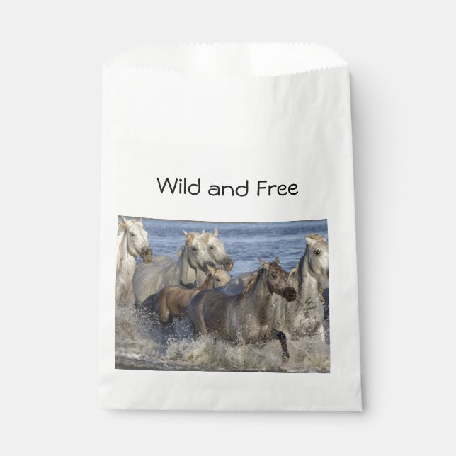 Pferde galoppieren im Wasser Geschenktütchen (Vorderseite)