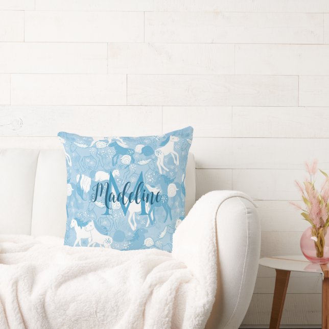 Pferde im Feld_Soft Blue Monogrammierte Pillow Kissen (Liege)