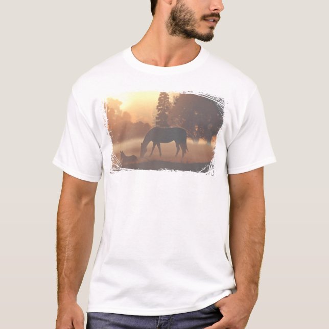 Pferde im Nebel des Morgens T-Shirt (Vorderseite)