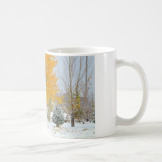 Pferde im Schnee mit farbigem Baum Tasse