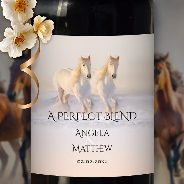 Pferde im Schnee Winter Hochzeitsweinlabel Weinetikett (Wedding wine label featuring two white horses running in the snow at sunset)