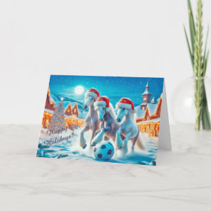 Pferde in Weihnachtsmannmützen spielen Fußball Wei Feiertagskarte