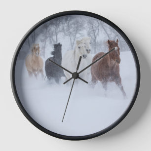 Pferde laufen durch den Schnee Uhr