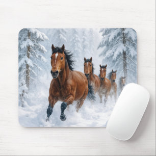 Pferde laufen durch einen schneebedeckten Wald Mousepad