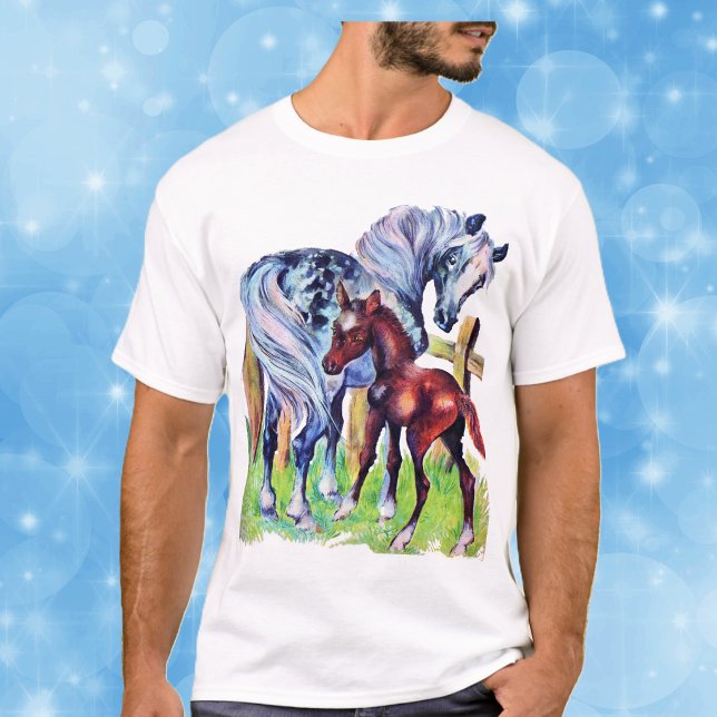 Pferde Mutter Rasenfeld T-Shirt (Pretty pastel coloured mother horse with baby brown colt by fence in grass on tee shirt.)