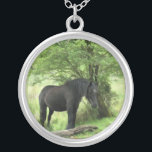 PFERDE VERSILBERTE KETTE<br><div class="desc">Eine schöne schwarze Stute, die im Schatten eines Baumes ruht.</div>