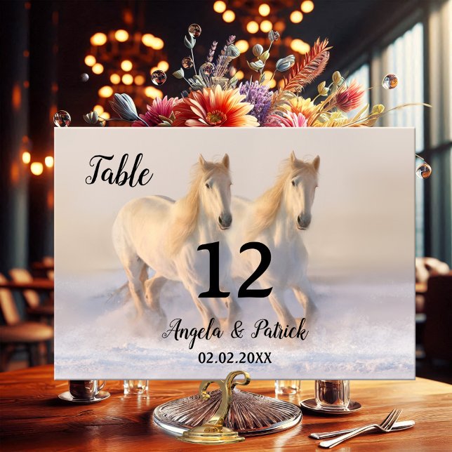 Pferde Winter Wedding Tischnummer Card (Winter wedding table number card featuring two horses running freely in the snow)