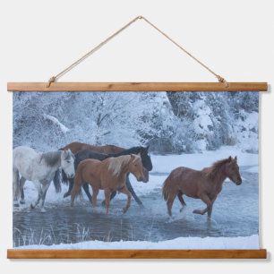 Pferdeauftrieb im Winter Wandteppich Mit Holzrahmen