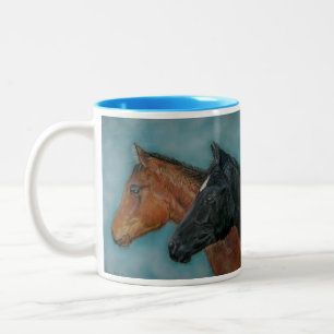 Pferdebild von zwei sehr niedlichen Babypferden Zweifarbige Tasse