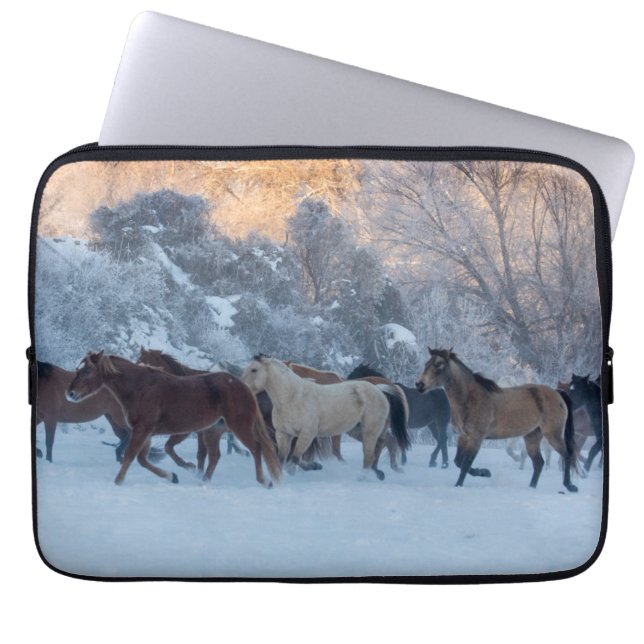 Pferdefahrt im Winter auf der Hideout Ranch Laptopschutzhülle (Vorderseite)