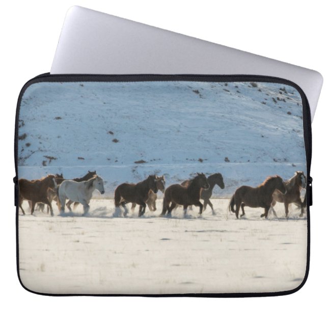 Pferdefahrt im Winter auf der Hideout Ranch Laptopschutzhülle (Vorderseite)