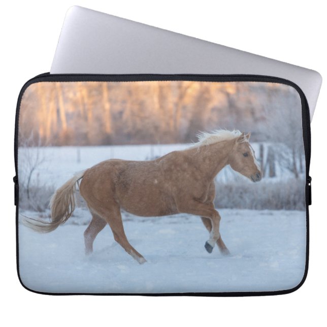 Pferdefahrt im Winter auf der Hideout Ranch Laptopschutzhülle (Vorderseite)