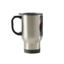 Pferdeherde, die im Winterschnee laufen