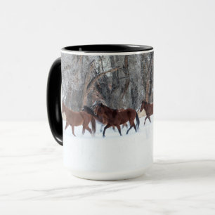 Pferdeherde läuft im Winterschnee Tasse