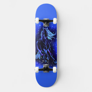 Pferdekartentafel läuft in blauer Sternennacht Skateboard