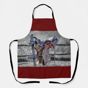 Pferdesattel auf dem Corral Fence Western Schürze