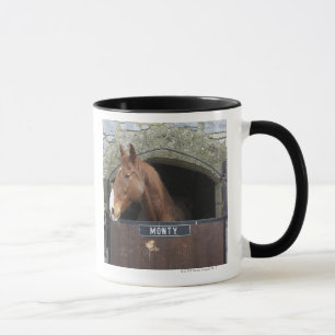Pferdestehendes Schauen aus seinem Stall heraus Tasse