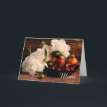 Pfingstrosen-und Frucht-Mutter-Tag Karte<br><div class="desc">Die Front dieser hübschen Karte der Mutter Tageskennzeichnet eine schöne noch Lebenphotographie der weißen Pfingstrosen. Neben den Blumen ist ein Teller der Frucht, einschließlich Kirschen und Nektarinen. Die Bilder sind gegen einen warmen hölzernen Hintergrund, der freundlich zu den Blüten und zu den reichen Farben der Frucht kontrastiert. Am unteren Recht...</div>